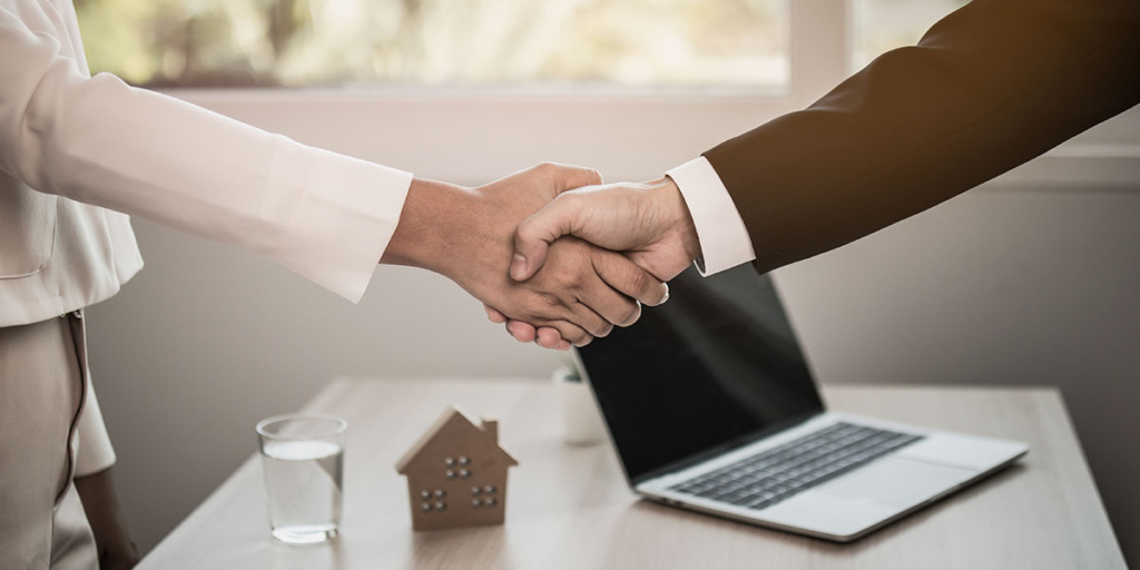 Captador de imóveis Captador de imóveis: close num aperto de mão entre duas pessoas.