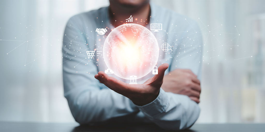 Experiência com CRM Experiência com CRM: close de uma mão aberta, acima ilustração iluminada do planeta e alguns ícones em volta.