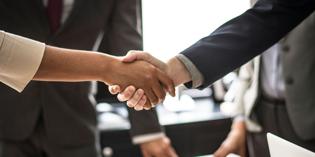 Experiência com CRM Experiência com CRM: close num aperto de mãos.