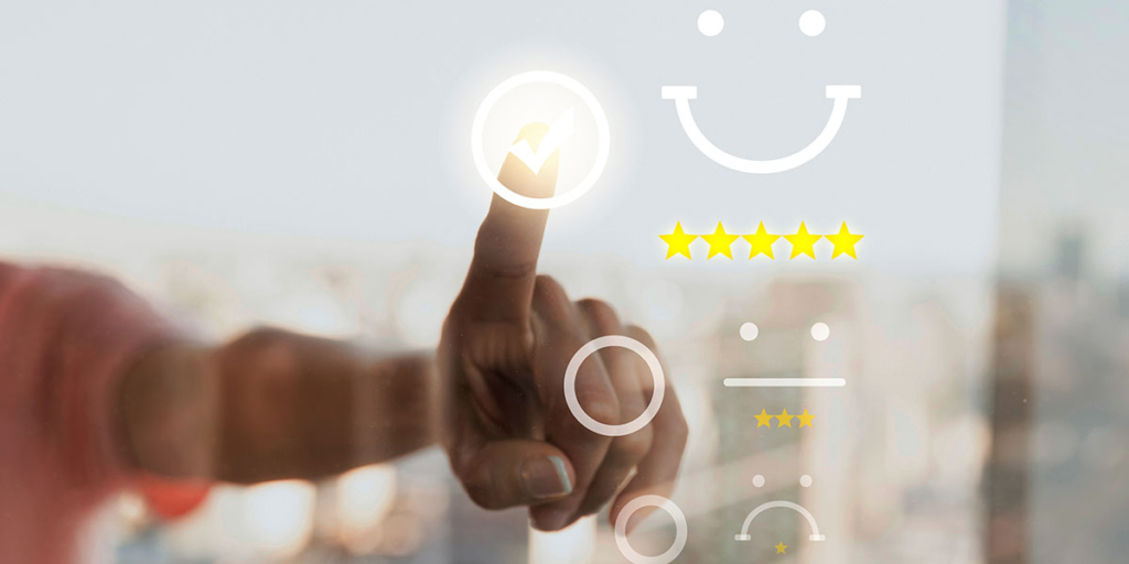 Experiência com CRM Experiência com CRM: close numa mão apontando para uma ilustração de check com um rosto feliz ao lado.