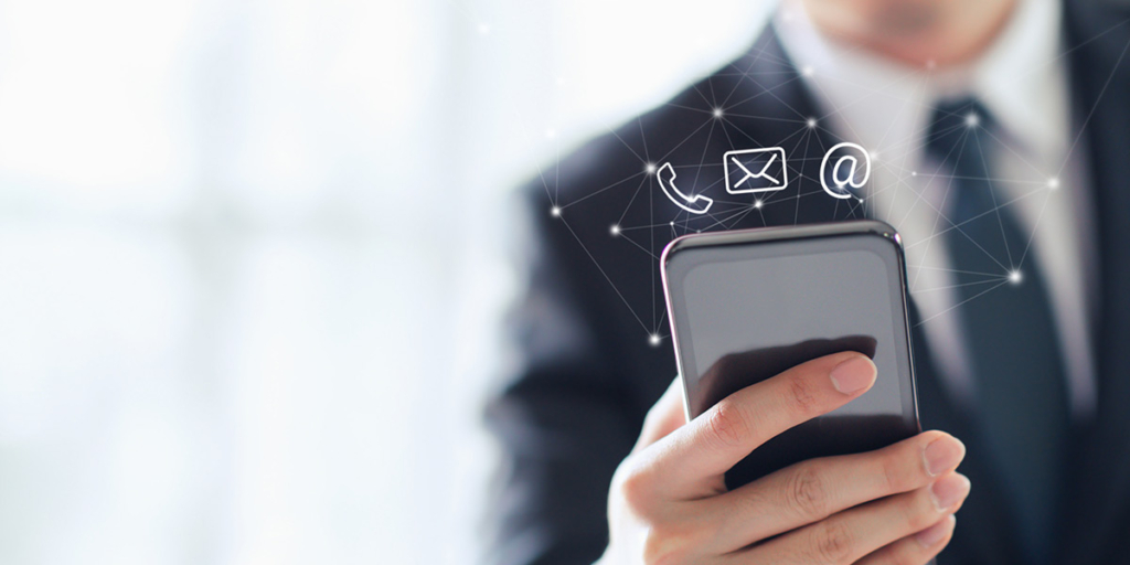 Oferta ativa Oferta ativa: imagem de uma mão segurando um celular. Acima do celular três ícones: um telefone, uma carta e um @.