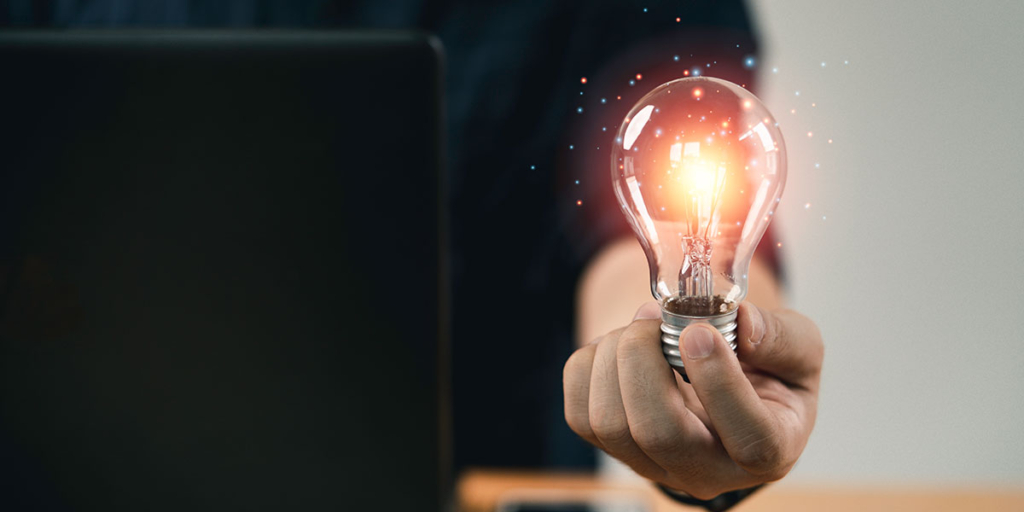 Oferta ativa Oferta ativa: imagem de uma mão segurando uma lâmpada acesa.