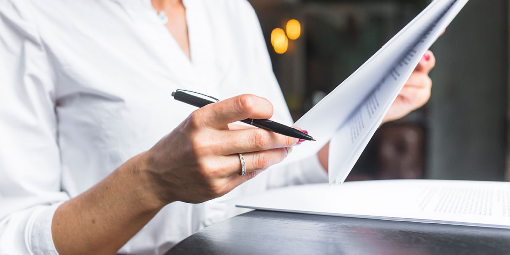 Como funciona o habita-se Como funciona o habita-se: close nas mãos de uma pessoa segurando alguns papeis.