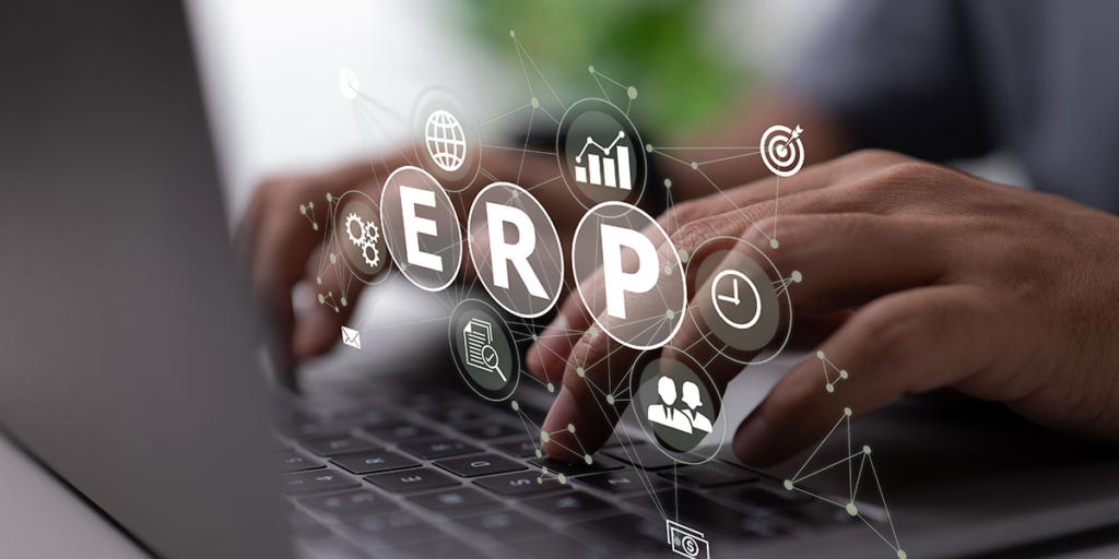 ERP para construção civil ERP para construção civil: close em mãos digitando num notebook. Em destaque na imagem a ilustração da sigla ERP e alguns ícones ao redor.