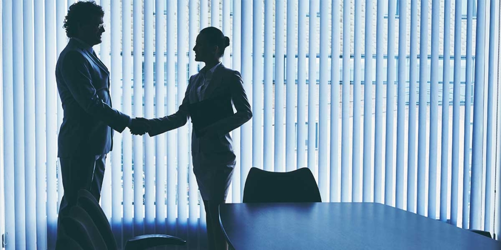 Palavras que despertam interesse Palavras que despertam interesse: imagem de um homem e uma mulher apertando as mãos.