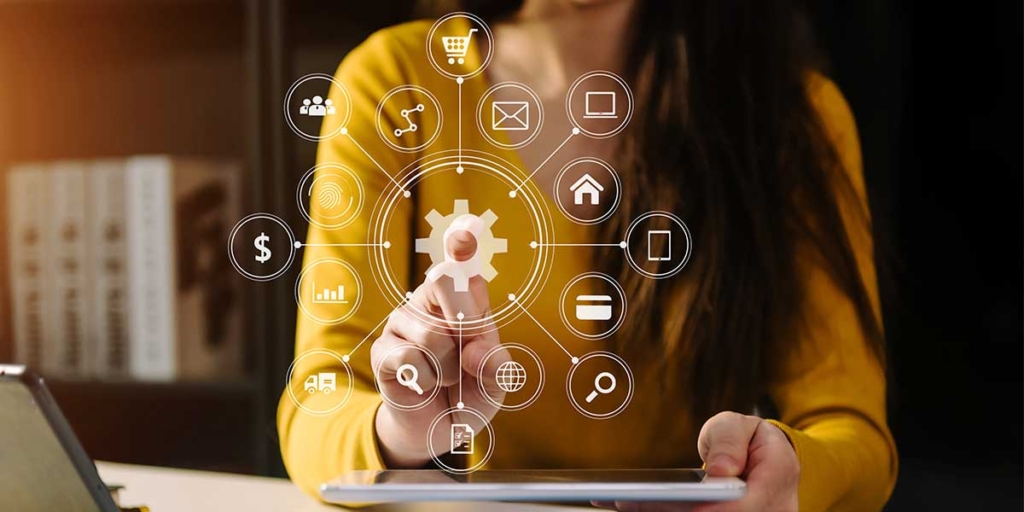 Software para pequenas construtoras Software para pequenas construtoras: imagem de uma mulher apontando para a tela com alguns ícones de construção civil.