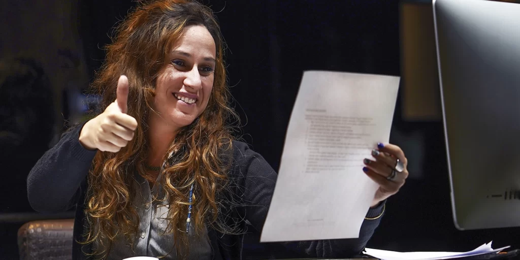 Como saber se o habite-se foi aprovado Como saber se o habite-se foi aprovado : imagem de uma mulher com expressão de felicidade segurando um papel.