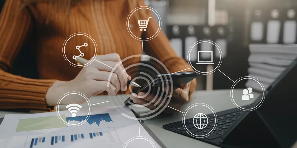 Controle de leads Controle de leads: imagem de uma mulher com um celular na mão. em volta da mão alguns ícones representando conexão.