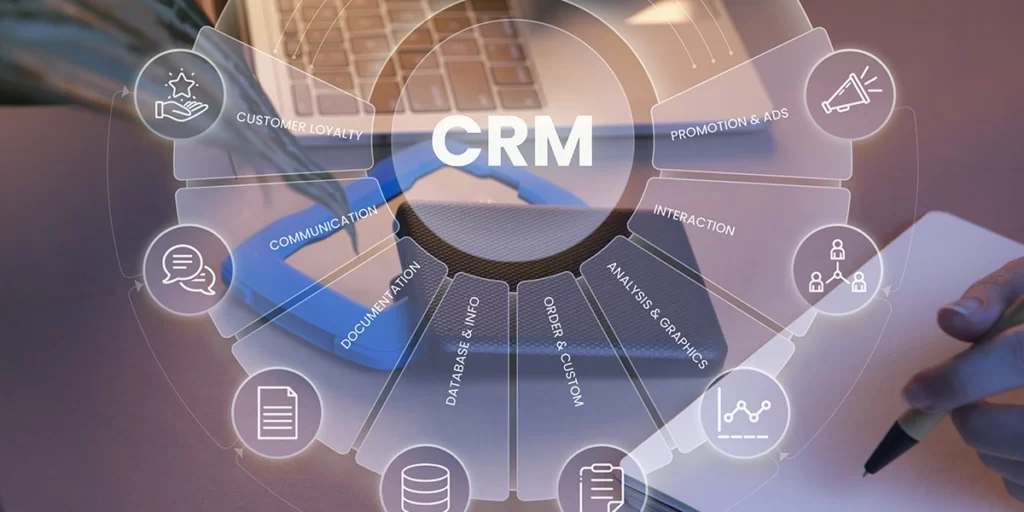 Controle de leads Controle de leads: ilustração de um círculo com a sigla "CRM" no meio. Ao redor alguns ícones ligando-se à imagem do meio.