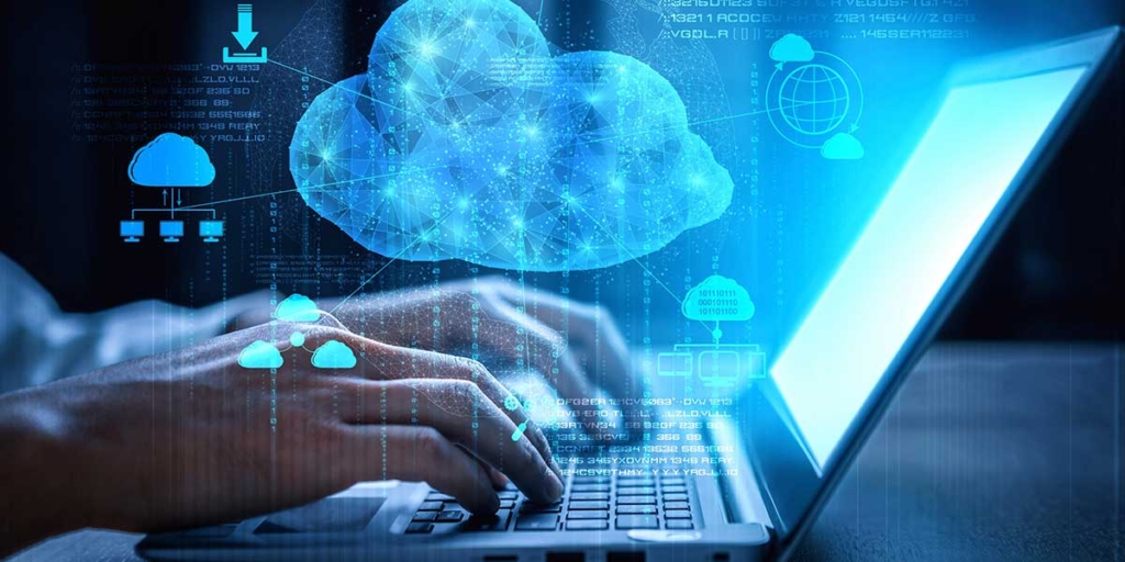 Escalabilidade de software Escalabilidade de software: close nas mãos de uma pessoa digitando num notebook.