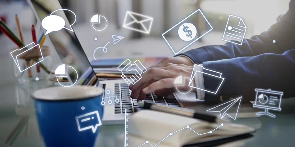 Gestor Imobiliário Gestor Imobiliário: close nas mãos de um homem digitando no teclado de um notebook.