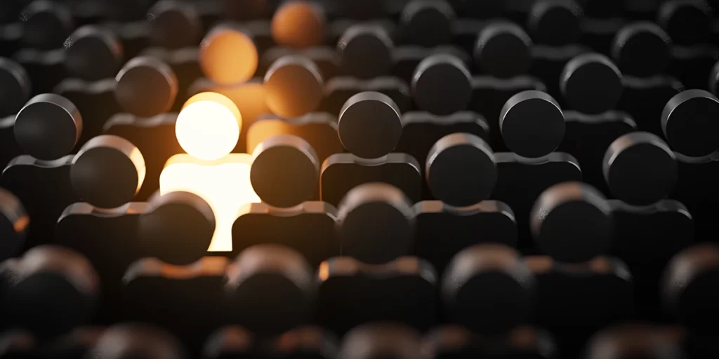 Marketing para construtoras Marketing para construtoras: imagem de vários bonecos enfileirados. Um deles em destaque, iluminado.