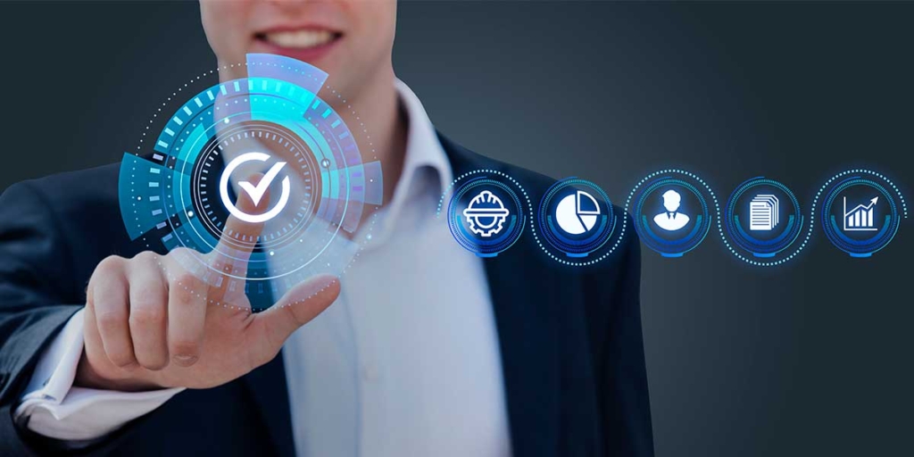 Quais são os tipos de CRM Quais são os tipos de CRM: imagem de um homem apontando para a tela. Em destaque, na tela, alguns ícones.