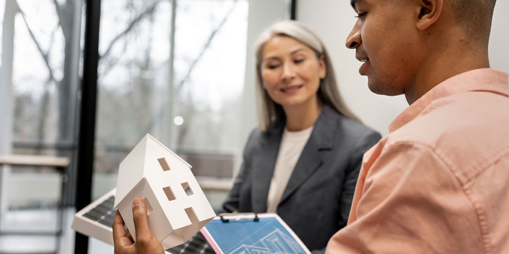 Tipos de imóveis Tipos de imóveis: imagem de duas pessoas conversando. Uma delas segura a miniatura de uma casa.