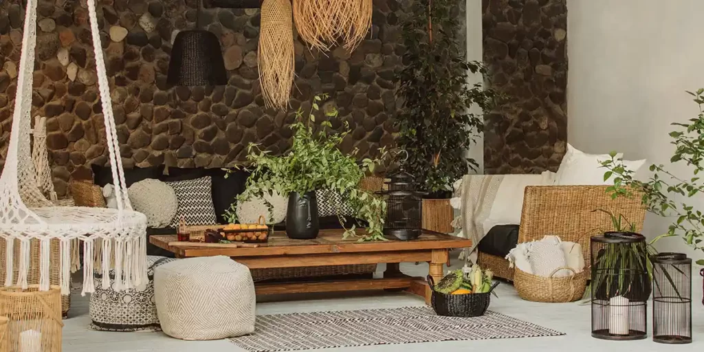 Móveis ecológicos Móveis ecológicos: imagem de uma sala ampla, com muitas plantas, parede de troncos de madeira e móveis rústicos.
