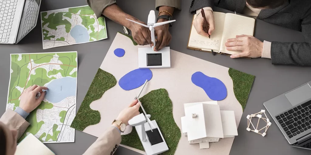 Negócios lucrativos na construção civil Negócios lucrativos na construção civil: imagem vista de cima de uma mesa. Vemos as mãos de algumas pessoas olhando mapas de terrenos.