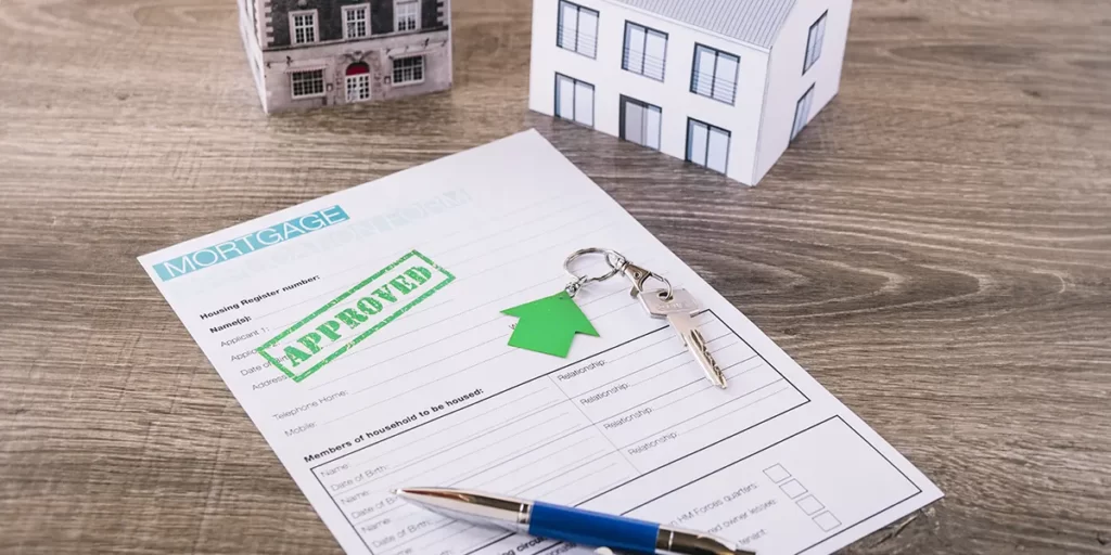 O que é averbação de um imóvel O que é averbação de um imóvel: imagem de uma mesa vista de cima. No centro um papel e algumas casas em miniatura.