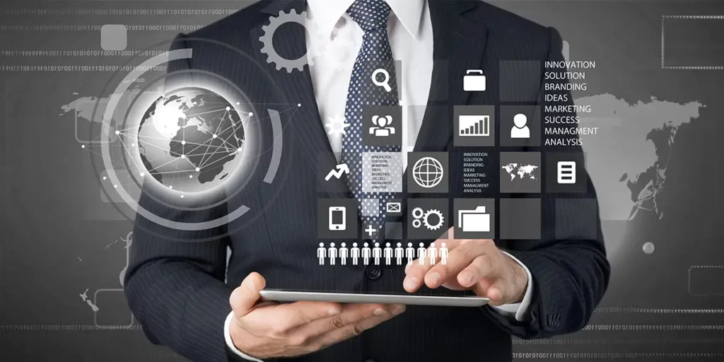 Software de Gerenciamento Software de Gerenciamento: close nas mãos de um homem, usando terno, segurando um tablet. À frente da imagem alguns ícones que representam: conexão, pessoas, busca, inovação, crescimento, etc.