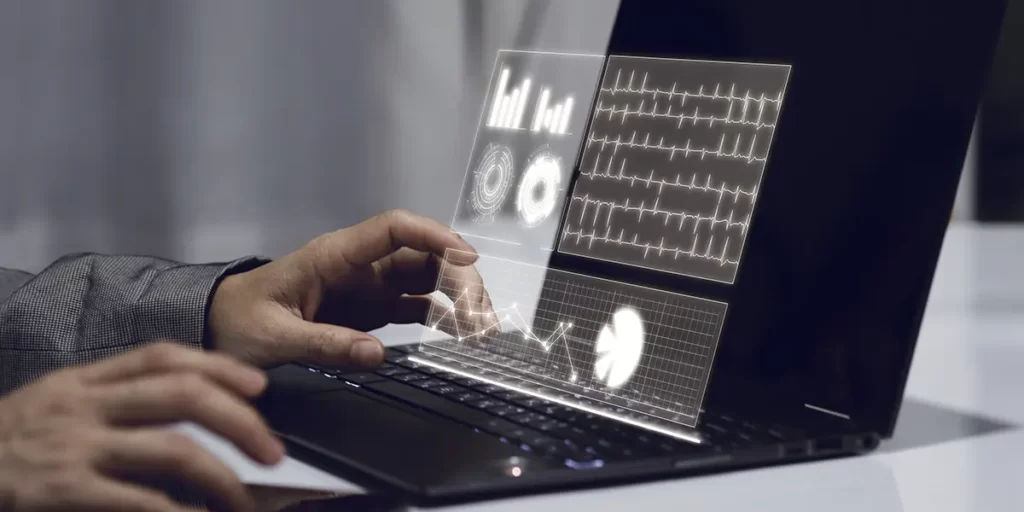 Software de Gerenciamento Software de Gerenciamento: imagem de um notebook. Foco em mãos digitando.