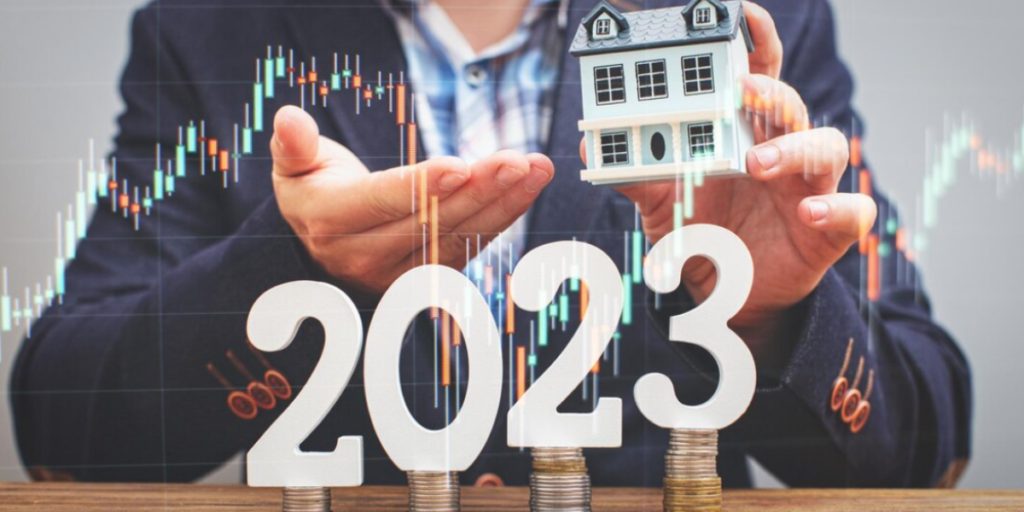 Como está o mercado imobiliário Como está o mercado imobiliário: imagem das mãos de uma pessoa segurando a miniatura de uma casa. Em destaque o número 2023.