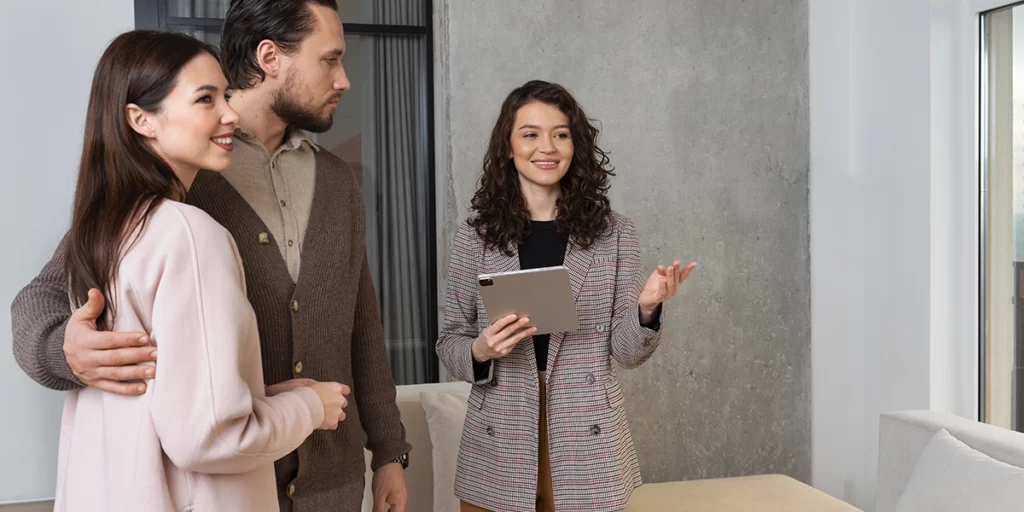 Ficha de visita de Imóvel Ficha de visita de Imóvel: imagem de uma corretora de imóveis mostrando um imóvel para um casal.