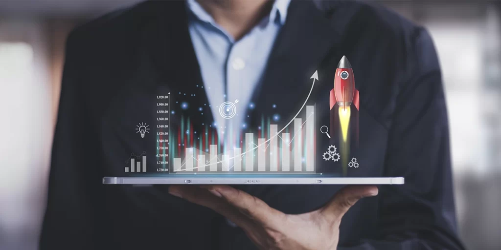 Growth Marketing Growth Marketing: close nas mãos de uma pessoa segurando um tablet. Da tela saem ilustrações de um gráfico, um foguete e de algumas engrenagens