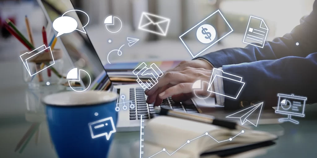 Inbound Marketing Imobiliário Inbound Marketing Imobiliário: close nas mãos de uma pessoa digitando num notebook. Em destaque ícones de papeis, gráficos, balões de fala, conexão, etc.