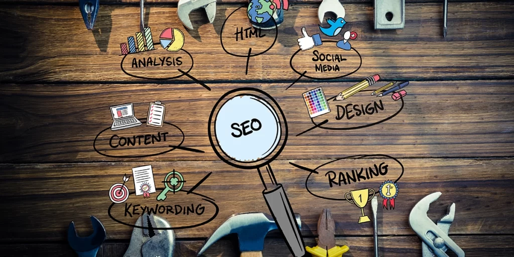 Inbound Marketing Imobiliário Inbound Marketing Imobiliário: imagem de uma mesa de madeira vista de cima e, em destaque, a ilustração de uma lupa com a sigla "SEO" no centro.