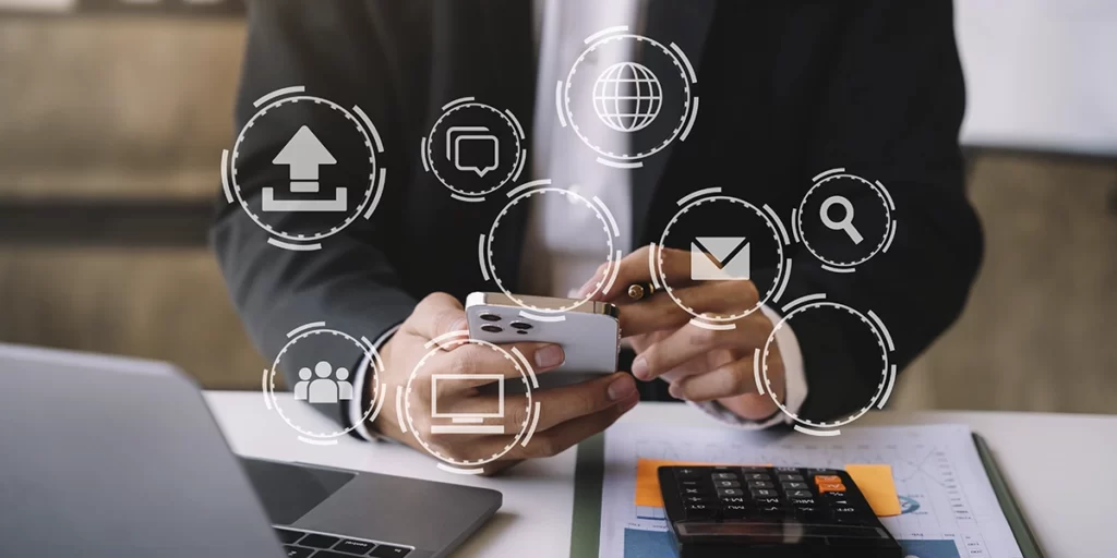 Administração de Imóveis Administração de Imóveis: imagem das mãos de uma pessoa, usando terno. Em destaque ilustrações de que simbolizam busca, conexão e comunicação.