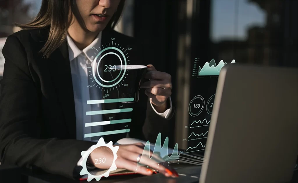 Gestão Orientada Gestão Orientada: imagem de uma mulher segurando uma caneca diante de uma mesa com um notebook. Em destaque, na imagem, algumas ilustrações de gráficos.