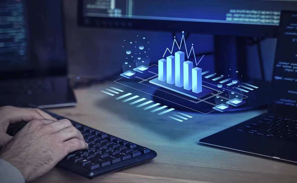 Gestão Orientada Gestão Orientada: close em mãos digitando num teclado. Na mesa, algumas telas de notebook. No cento da imagem uma ilustração com alguns gráficos.