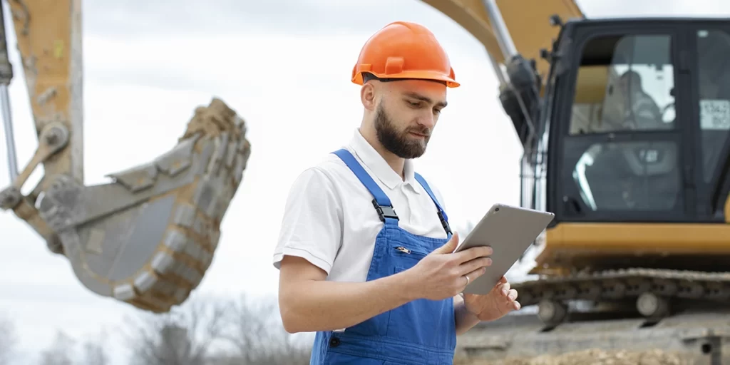 Gestão de Resíduos na Construção Civil Gestão de Resíduos na Construção Civil: imagem de um homem num canteiro de obras segurando um tablet.