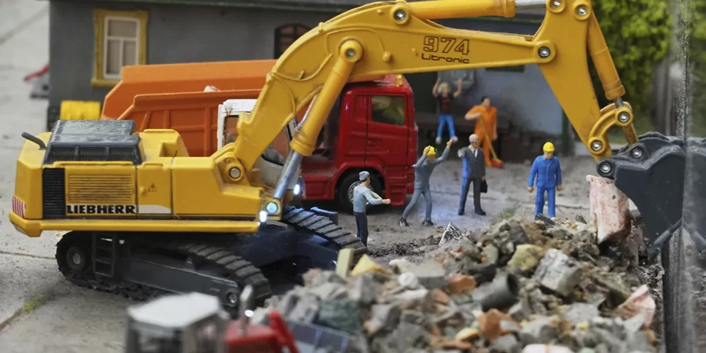 Gestão de Resíduos na Construção Civil Gestão de Resíduos na Construção Civil: imagem bonecos em miniatura num canteiro de obras.