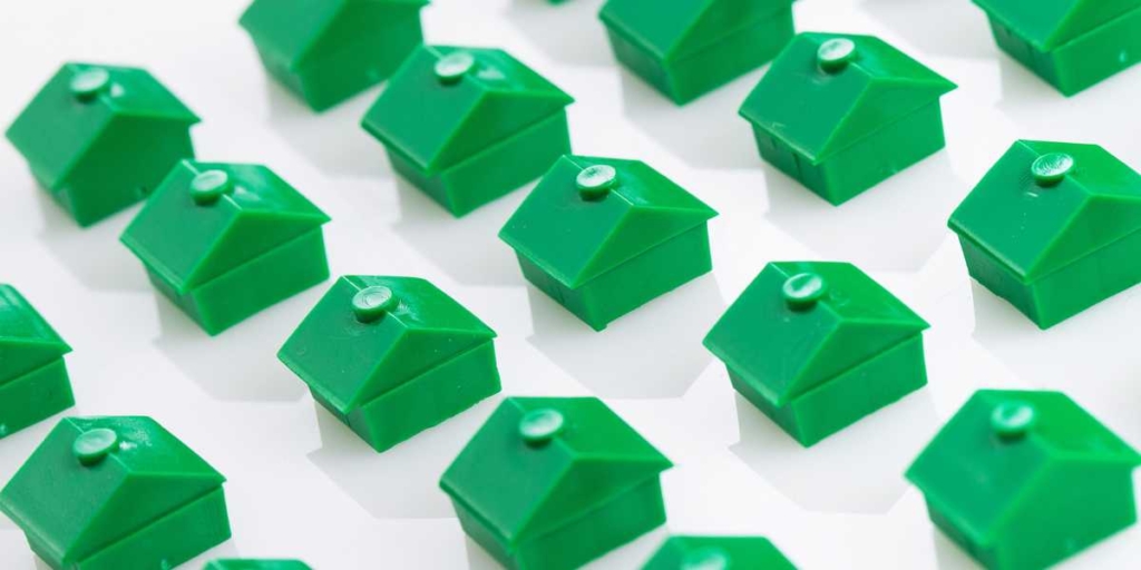 novas regras do minha casa minha vida: imagem de várias casas em miniatura enfileiradas.