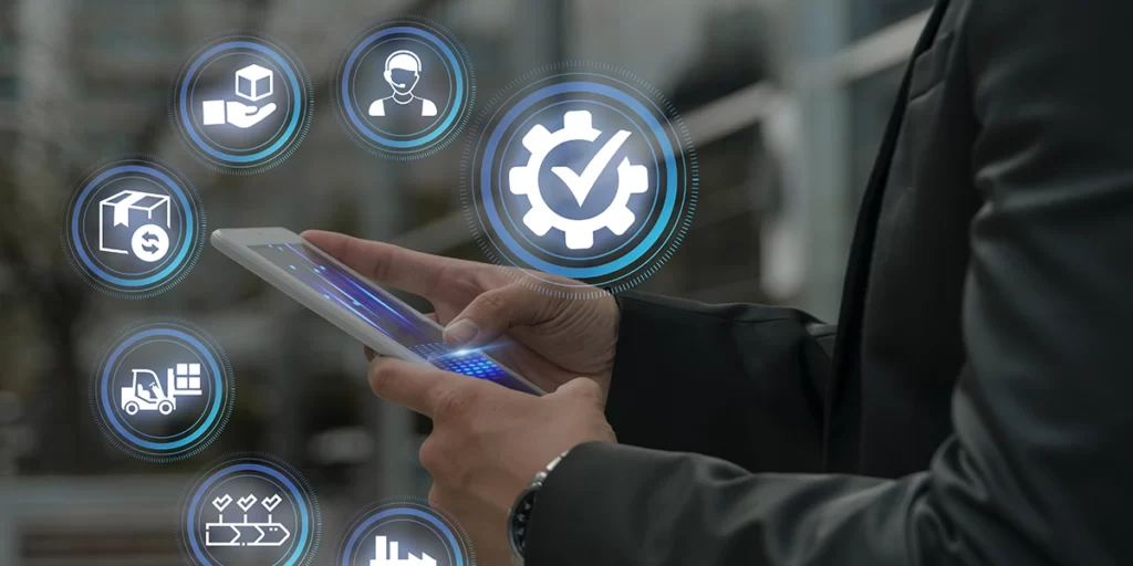 Software Imobiliário Software Imobiliário: close nas mãos de uma pessoa segurando um celular. Em volta, alguns ícones relativos à infraestrutura.