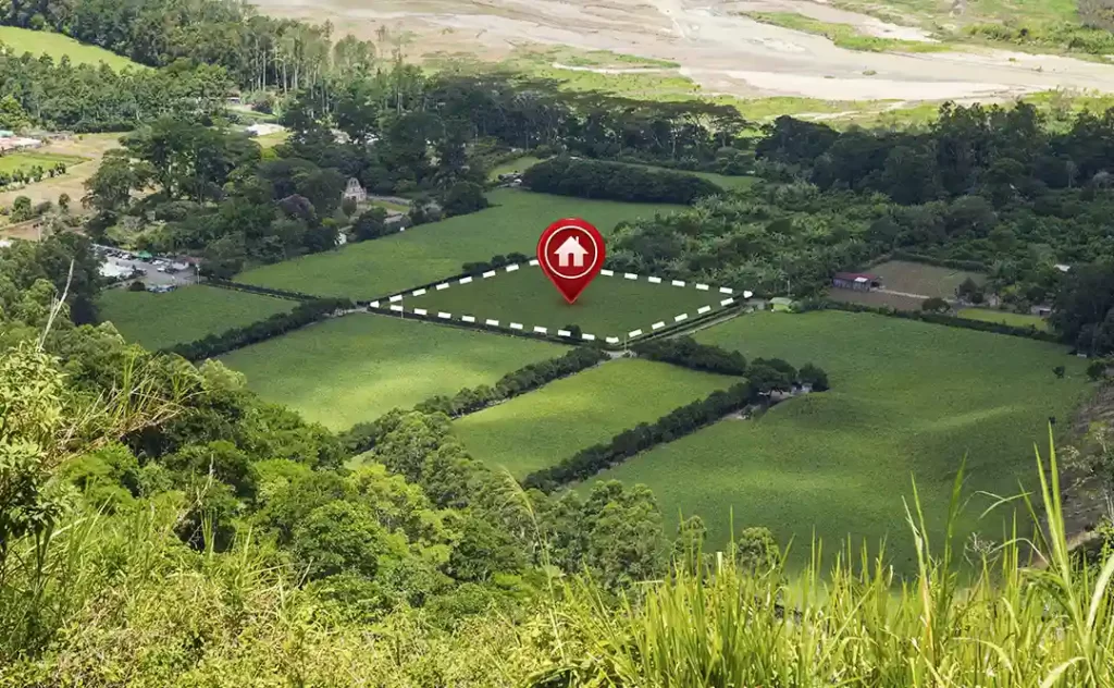 Venda de Loteamento Venda de Loteamento: A imagem mostra uma vista aérea de uma área rural com campos de grama verde e áreas de floresta. Há uma marcação com um ponto vermelho e um símbolo de casa, indicando um local específico dentro do campo. A área marcada parece ser um terreno a ser vendido ou alugado, conforme sugerido pelo símbolo de casa e o texto "Casa". Ao redor do terreno marcado, há linhas que parecem delimitar o terreno disponível. Ao fundo, há outros terrenos e áreas de vegetação, sugerindo que esta área é parte de uma comunidade rural ou uma área agrícola.