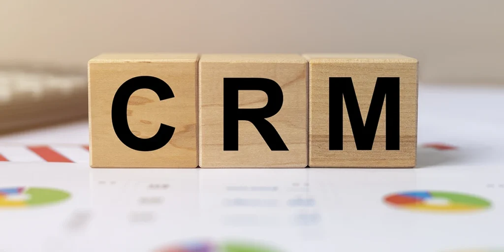 app para vendas app para vendas: imagem de blocos de madeira formando a sigla CRM.