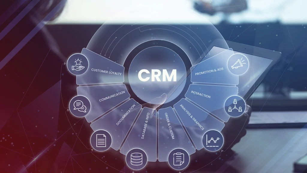 CRM reduz custos CRM reduz custos: A imagem mostra uma representação visual de um CRM (Customer Relationship Management). O CRM é um sistema de gerenciamento de relacionamentos com o cliente, que é comumente usado por empresas para manter informações sobre seus clientes, gerenciar interações com eles e automatizar processos de vendas, atendimento e marketing. Na imagem, o CRM é ilustrado como um círculo central com várias áreas de funcionalidade que se estendem desde ele.