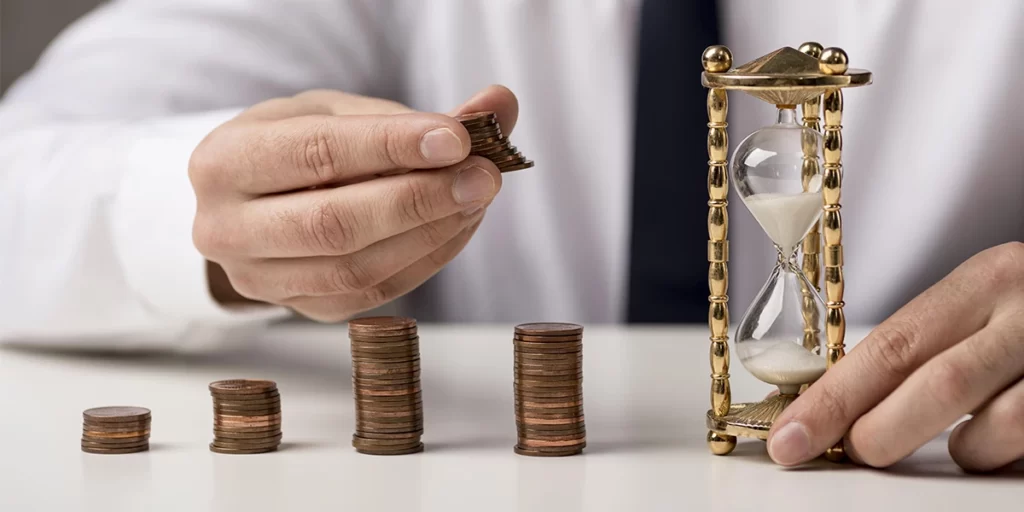 aprovação de projeto na prefeitura aprovação de projeto na prefeitura: A imagem mostra um homem vestido com uma carteira branca segurando uma balança com moedas ao redor. A balança está em uma mesa com uma fundo branco. O homem está segurando a balança e as moedas estão empilhadas ao redor dela. A imagem é de um empresário contando seu dinheiro.