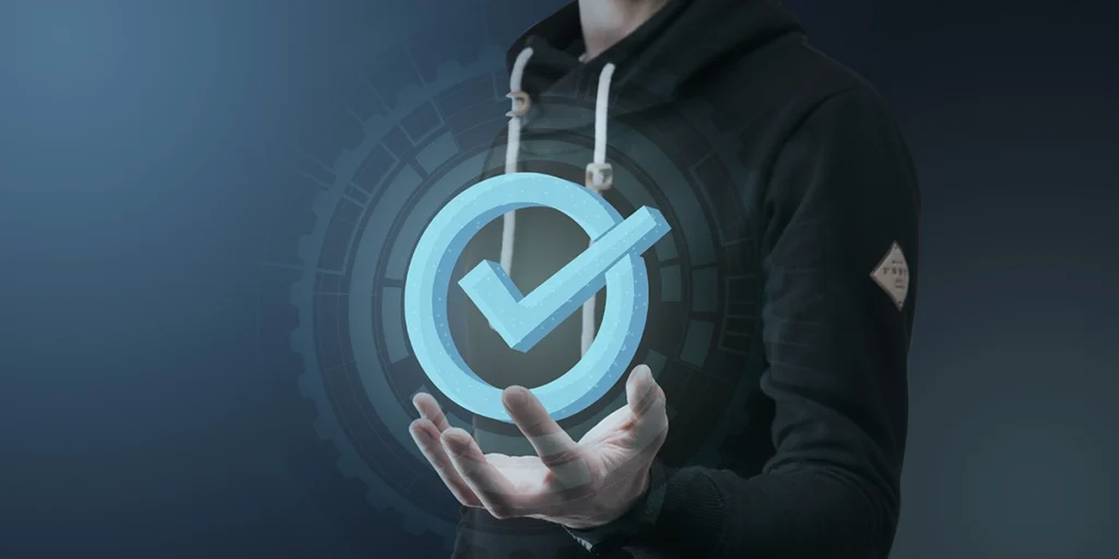 certificação edge certificação edge: close na mão de uma pessoa. A mão está aberta virada para cima e acima uma ilustração do ícone de "check".