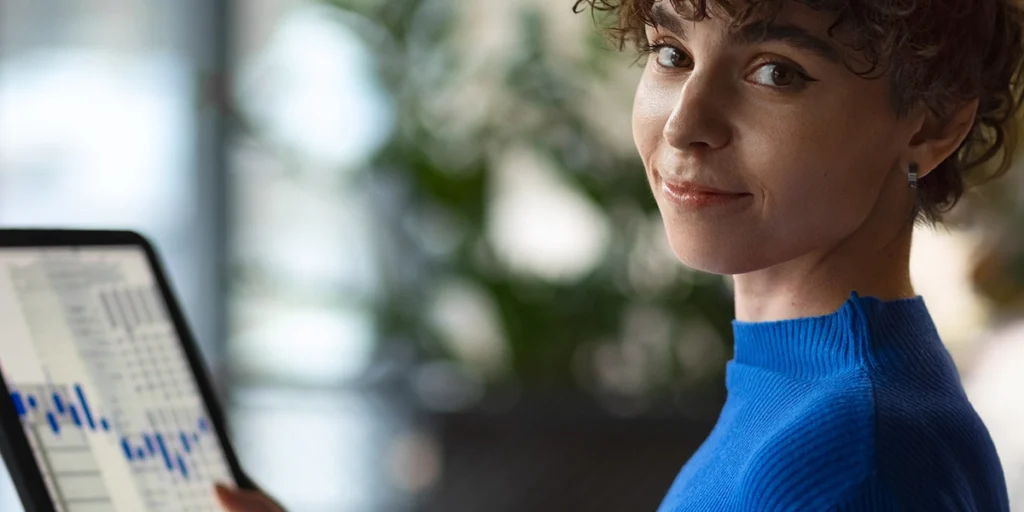 crm para gestão de incorporadora: imagem de uma mulher olhando para a câmera