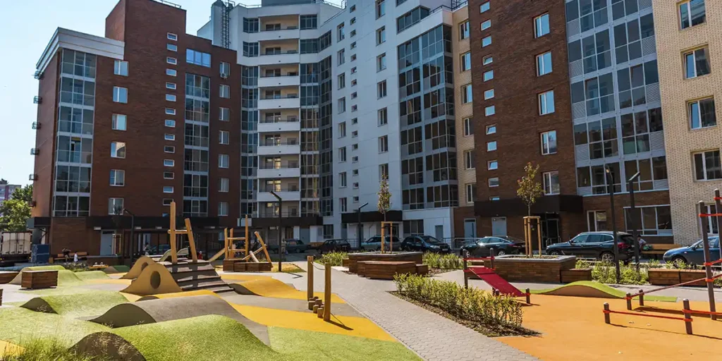 tendências do mercado imobiliário tendências do mercado imobiliário: imagem de um condomínio de prédios. Na imagem vemos várias torres e, no centro uma área de lazer.