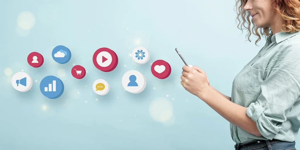 Follow-ups automatizados A imagem mostra uma mulher segurando um celular e olhando para uma tela com várias icônicas de mídia social. A mulher está vestida com uma camisa azul e tem cabelos ondulados. O fundo é azul e há um gradiente azul no fundo. As icônicas de mídia social incluem um botão de like, um botão de compartilhar, um botão de seguir, um botão de comentar e um botão de notificação. A mulher está sorrindo e parece feliz. A imagem é uma ilustração digital.