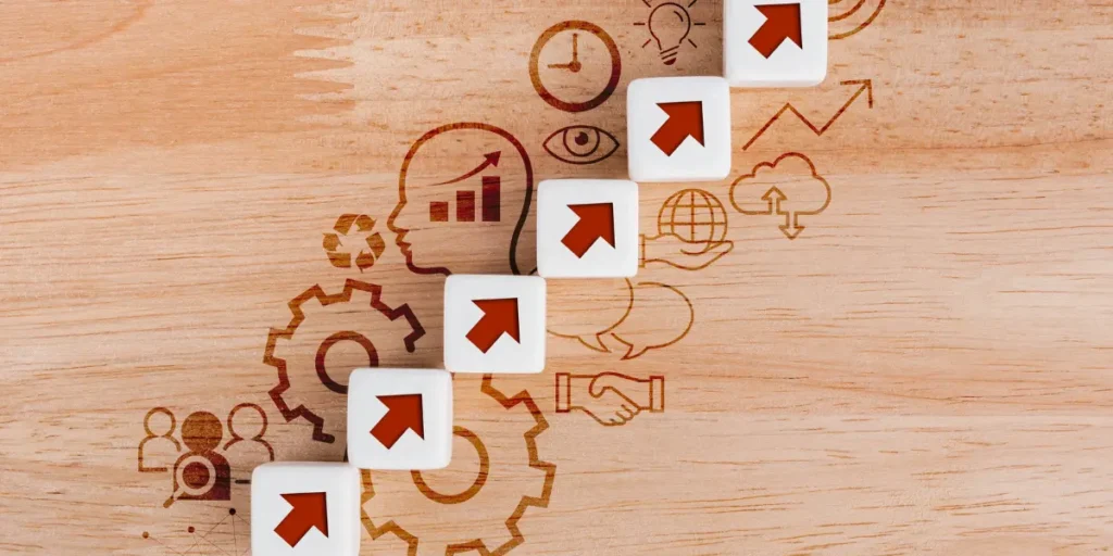 gestão comercial no mercado imobiliário gestão comercial no mercado imobiliário: imagem de setas apontando para cima com ícones desenhados ao fundo com engrenagens, gráficos, conexão.